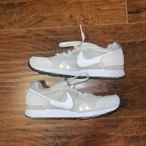 Nike Venture Runner ‘Light Bone’